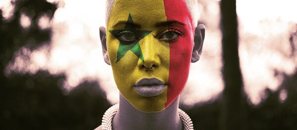 Une femme avec le drapeau sénégalais dessiné sur le visage - Sputnik Afrique