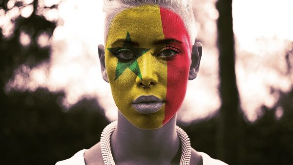 Une femme avec le drapeau sénégalais dessiné sur le visage - Sputnik Afrique