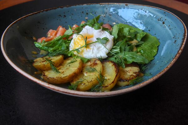 Salade au saumon, œuf poché et pommes de terre au restaurant à burgers Bureau - Sputnik Afrique