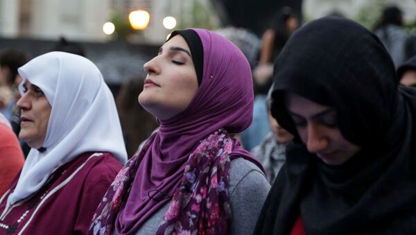 La militante musulmane américaine Linda Sarsor prie pendant le mois sacré du Ramadan à Foley Square à Manhattan, New York - Sputnik Afrique