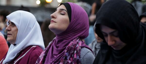 La militante musulmane américaine Linda Sarsor prie pendant le mois sacré du Ramadan à Foley Square à Manhattan, New York - Sputnik Afrique