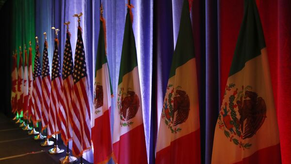 FILE - In this Aug. 16, 2017 file photo, the national flags of Canada, from left, the U.S. and Mexico, are lit by stage lights before a news conference, at the start of North American Free Trade Agreement renegotiations in Washington D.C. Mexico appears to be preparing for the worst as the fourth round of talks open in Washington D.C, Wednesday, Oct. 11, 2017 - Sputnik Afrique