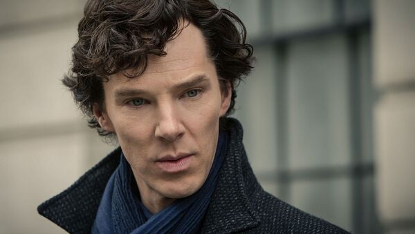 Benedict Cumberbatch protagoniza al detective Sherlock Holmes en la serie televisiva 'Sherlock' - Sputnik Afrique
