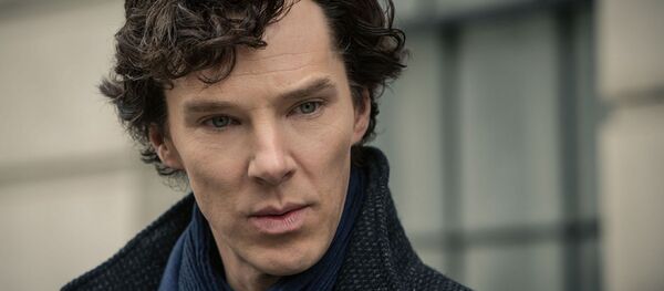 Benedict Cumberbatch protagoniza al detective Sherlock Holmes en la serie televisiva 'Sherlock' - Sputnik Afrique
