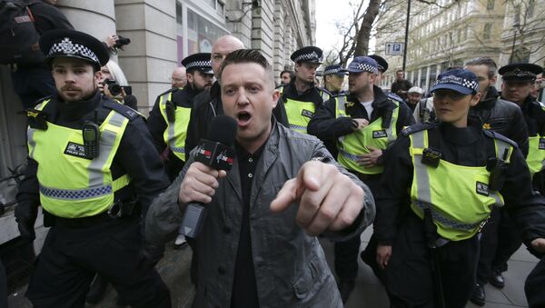 (File) Stephen Christopher Yaxley-Lennon, AKA Tommy Robinson, former leader of the right-wing EDL (English Defence League) is escorted away by police from a Britain First march and an English Defence League march in central London on April 4, 2017 - Sputnik Afrique
