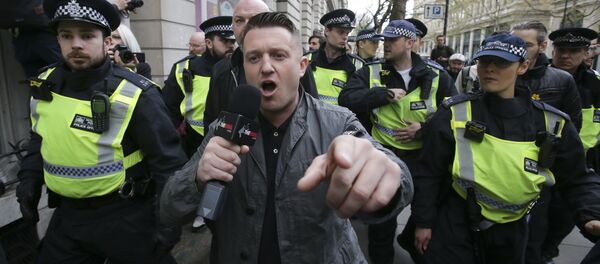 (File) Stephen Christopher Yaxley-Lennon, AKA Tommy Robinson, former leader of the right-wing EDL (English Defence League) is escorted away by police from a Britain First march and an English Defence League march in central London on April 4, 2017 - Sputnik Afrique