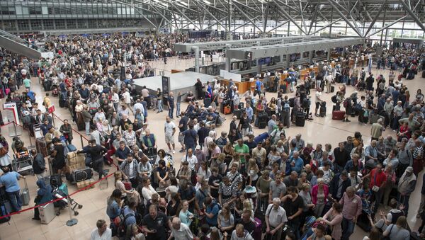 Travellers queue during a blackout at the airport in Hamburg, Germany, Sunday, June 3, 2018. - Sputnik Afrique
