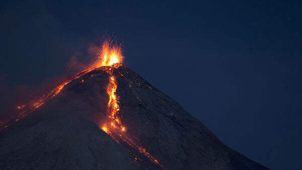 Volcan de Fuego, or Volcano of Fire, spews hot molten lava from its crater in San Juan Alotenango, Guatemala, Wednesday, July 1, 2015. - Sputnik Afrique