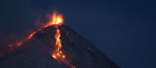 Volcan de Fuego, or Volcano of Fire, spews hot molten lava from its crater in San Juan Alotenango, Guatemala, Wednesday, July 1, 2015. - Sputnik Afrique