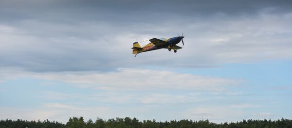 Ein Leichtflugzeug vom Typ Extra CL330 der russischen Kunstflug-Mannschaft - Sputnik Afrique