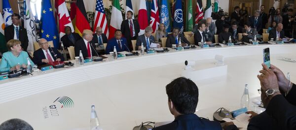 German Chancellor Angela Merkel, rear left, and and U.S. President Donald Trump, rear third left, attend a round table meeting of G7 leaders and Outreach partners at the Hotel San Domenico during a G7 summit in Taormina, Italy, Saturday, May 27, 2017 - Sputnik Afrique