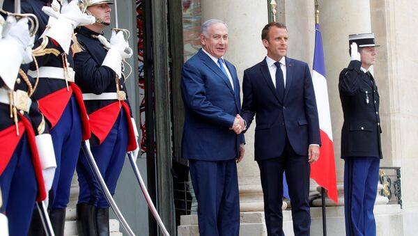 French President Emmanuel Macron welcomes Israeli Prime Minister Benjamin Netanyahu - Sputnik Afrique