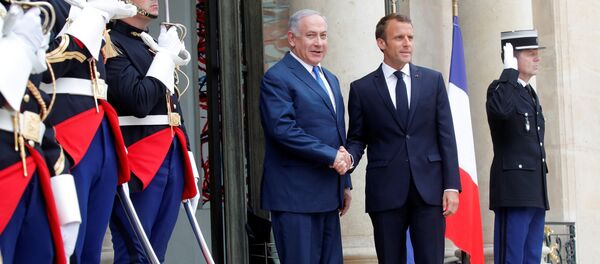 French President Emmanuel Macron welcomes Israeli Prime Minister Benjamin Netanyahu - Sputnik Afrique