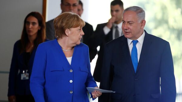 German Chancellor Angela Merkel and Israeli Prime Minister Benjamin Netanyahu arrive for a news conference in Berlin, Germany, June 4, 2018. - Sputnik Afrique