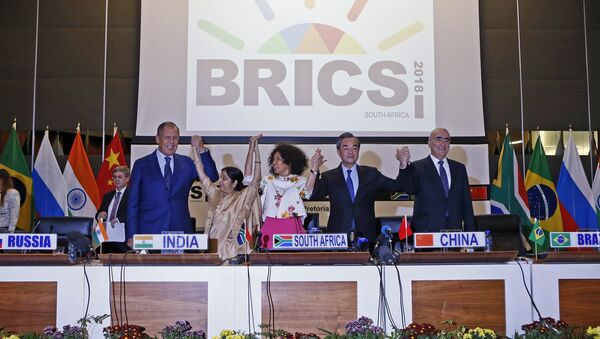 (L-R) Russia's Foreign Affairs Minister Sergei Lavrov, India's External Affairs Minister Sushma Swaraj, South African Minister of International Relations and Cooperation Lindiwe Sisulu, China's Minister of Foreign Affairs Wang Yi and Brazil's Vice Minister of Foreign Affairs Marcos Galvao hold hands after concluding a BRICS foreign affairs ministers' meeting at the OR Tambo Building in Pretoria on June 4, 2018. The BRICS foreign affairs ministers are meeting in preparation for the full heads of state summit between July 25 and 27. - Sputnik Afrique