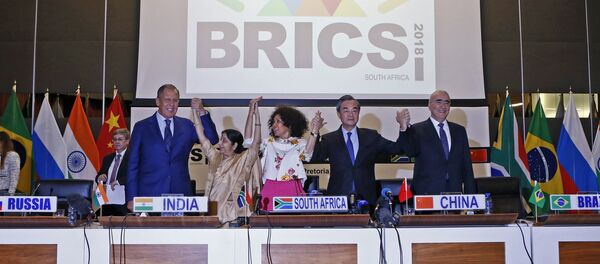 (L-R) Russia's Foreign Affairs Minister Sergei Lavrov, India's External Affairs Minister Sushma Swaraj, South African Minister of International Relations and Cooperation Lindiwe Sisulu, China's Minister of Foreign Affairs Wang Yi and Brazil's Vice Minister of Foreign Affairs Marcos Galvao hold hands after concluding a BRICS foreign affairs ministers' meeting at the OR Tambo Building in Pretoria on June 4, 2018. The BRICS foreign affairs ministers are meeting in preparation for the full heads of state summit between July 25 and 27. (L-R) Russia's Foreign Affairs Minister Sergei Lavrov, India's External Affairs Minister Sushma Swaraj, South African Minister of International Relations and Cooperation Lindiwe Sisulu, China's Minister of Foreign Affairs Wang Yi and Brazil's Vice Minister of Foreign Affairs Marcos Galvao hold hands after concluding a BRICS foreign affairs ministers' meeting at the OR Tambo Building in Pretoria on June 4, 2018. The BRICS foreign affairs ministers are meeting in preparation for the full heads of state summit between July 25 and 27. - Sputnik Afrique