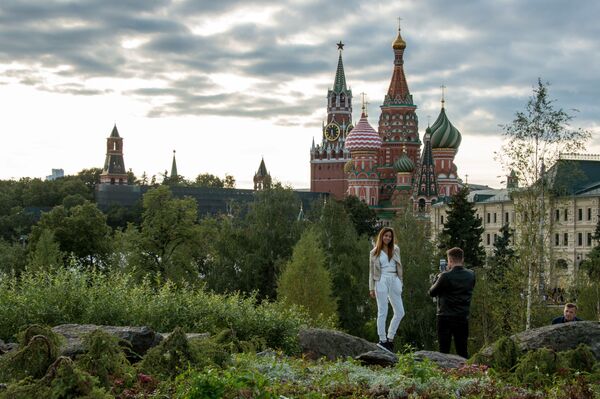 Des visiteurs sur le territoire du parc Zariadié de Moscou. - Sputnik Afrique