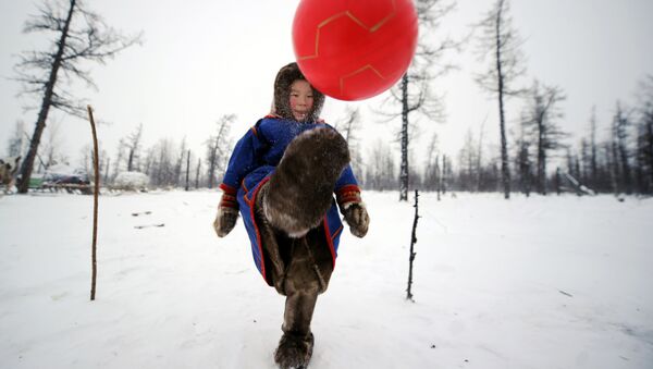 Des éleveurs de rennes jouent sur la neige dans le district autonome d’Iamalo-Nenets en Russie, mars 2018. - Sputnik Afrique