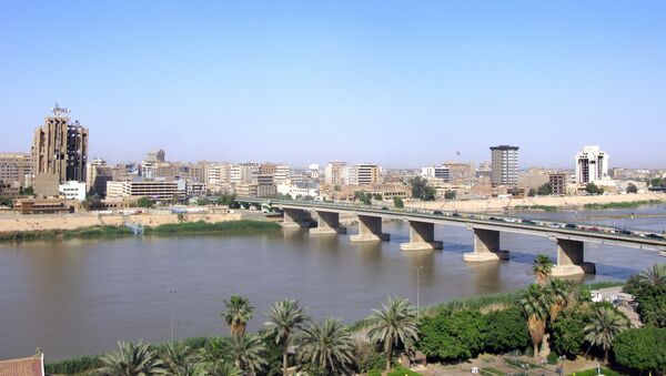 A view of the Iraqi capital Baghdad and the Tigris River which runs north-south through the country on May 18, 2009 - Sputnik Afrique