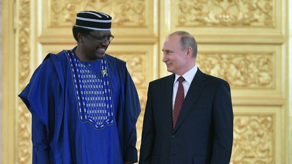 Le président de la Russie Vladimir Poutine et l'ambassadeur nigérian en Russie, Steve Davis Ugba - Sputnik Afrique