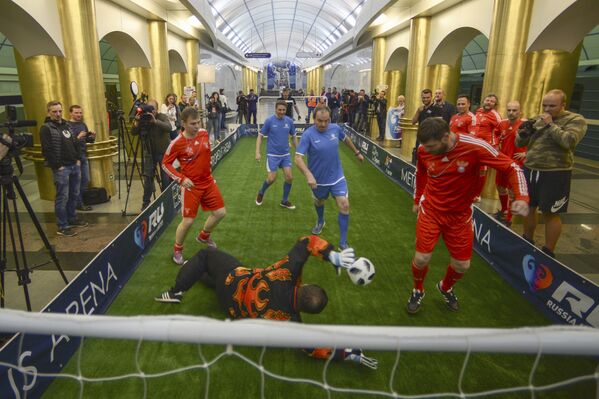 Joueurs dans une rame de métro avant le match de foot sur le quai de la station de métro Mejdounarodnaïa à Saint-Pétersbourg. - Sputnik Afrique