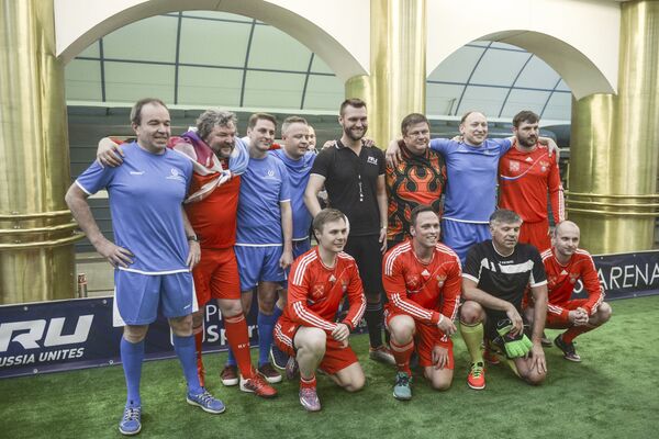 Joueurs après le match de foot sur le quai de la station de métro Mejdounarodnaïa à Saint-Pétersbourg. - Sputnik Afrique