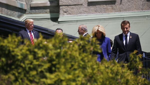 U.S. President Donald Trump looks over at France's President Macron as he arrives at the G7 Summit in Charlevoix, Canada - Sputnik Afrique