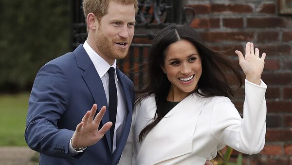 Britain's Prince Harry and his fiancee Meghan Markle pose for photographers during a photocall in the grounds of Kensington Palace in London, Monday Nov. 27, 2017 - Sputnik Afrique
