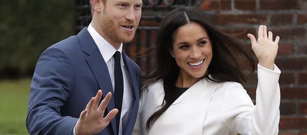 Britain's Prince Harry and his fiancee Meghan Markle pose for photographers during a photocall in the grounds of Kensington Palace in London, Monday Nov. 27, 2017 - Sputnik Afrique