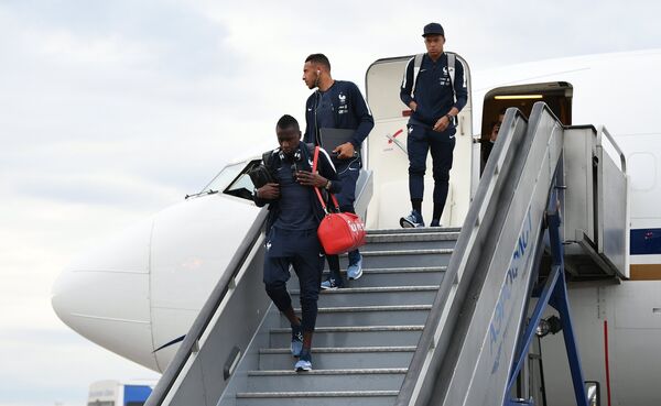 L'équipe de France arrive à Moscou L'équipe de France arrive à Moscou - Sputnik Afrique