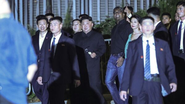 North Korea leader Kim Jong Un, center, is escorted by his security delegation as he visits Marina Bay in Singapore, Monday, June 11, 2018, ahead of Kim's summit with U.S. President Donald Trump. - Sputnik Afrique