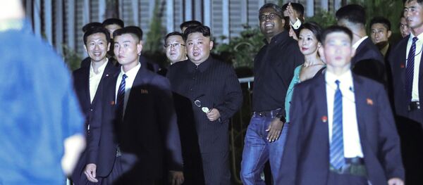 North Korea leader Kim Jong Un, center, is escorted by his security delegation as he visits Marina Bay in Singapore, Monday, June 11, 2018, ahead of Kim's summit with U.S. President Donald Trump. - Sputnik Afrique