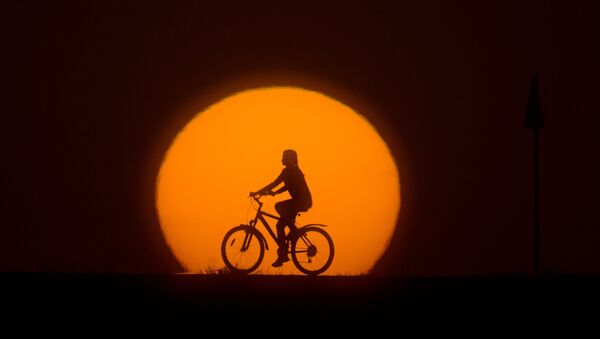A girl riding a bike - Sputnik Afrique