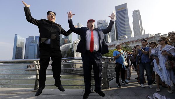 Kim Jong Un and Donald Trump impersonators, Howard X, left, and Dennis Alan, second left, pose for photographs during their visit to the Merlion Park, a popular tourist destination in Singapore, on Friday, June 8, 2018 - Sputnik Afrique