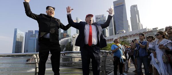 Kim Jong Un and Donald Trump impersonators, Howard X, left, and Dennis Alan, second left, pose for photographs during their visit to the Merlion Park, a popular tourist destination in Singapore, on Friday, June 8, 2018 - Sputnik Afrique