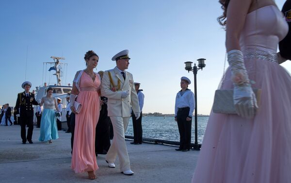 Le bal des officiers de marine au bord de la mer à Sébastopol - Sputnik Afrique