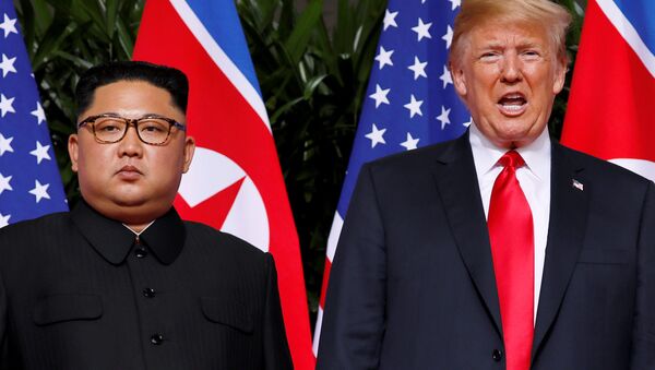 Kim Jong-un et Donald Trump lors d'un sommet historique à Singapour - Sputnik Afrique