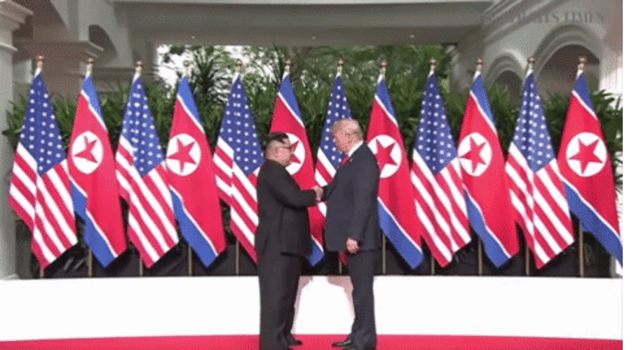 Poignée de main de Kim Jong-un avec Donald Trump - Sputnik Afrique