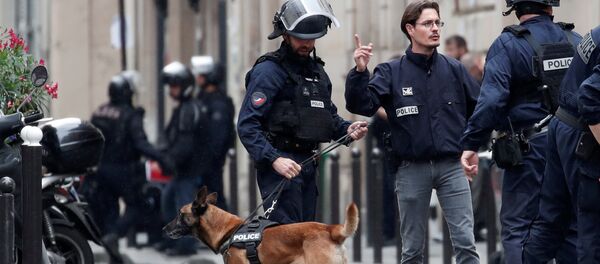 French police with their dog secure the street as a man has taken people hostage at a business in Paris, France, June 12, 2018. - Sputnik Afrique