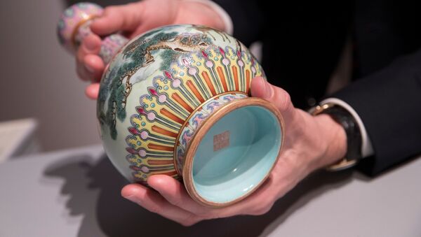 Le vase chinois datant de la dynastie Qing vendu aux enchères à Paris - Sputnik Afrique