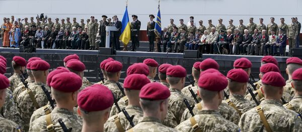 Ukrainian President Petro Poroshenko (top C) addresses recruits from the presidential regiment as war veterans look on during Victory Day celebrations in the Museum of the Great Patriotic War in Kiev, Ukraine May 9, 2015 - Sputnik Afrique