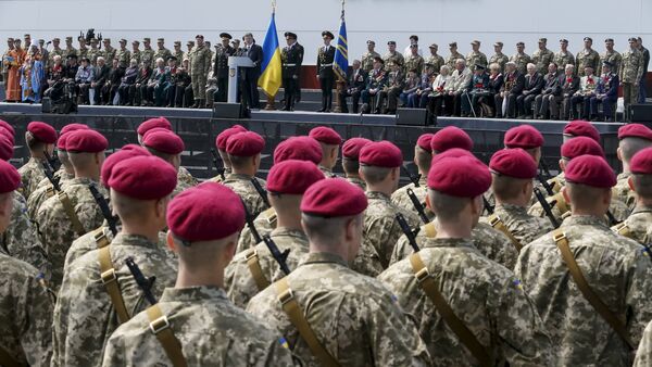 Ukrainian President Petro Poroshenko (top C) addresses recruits from the presidential regiment as war veterans look on during Victory Day celebrations in the Museum of the Great Patriotic War in Kiev, Ukraine May 9, 2015 - Sputnik Afrique