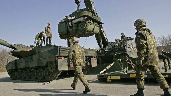 The crew of a 'Buffalo' wrecker tank, right, of the German Army lifts the engine of a Leopard 2 battle tank, left, for repair during a demonstration at the Bayern Barracks in Munich, southern Germany, on Wednesday, Feb. 20, 2008 - Sputnik Afrique