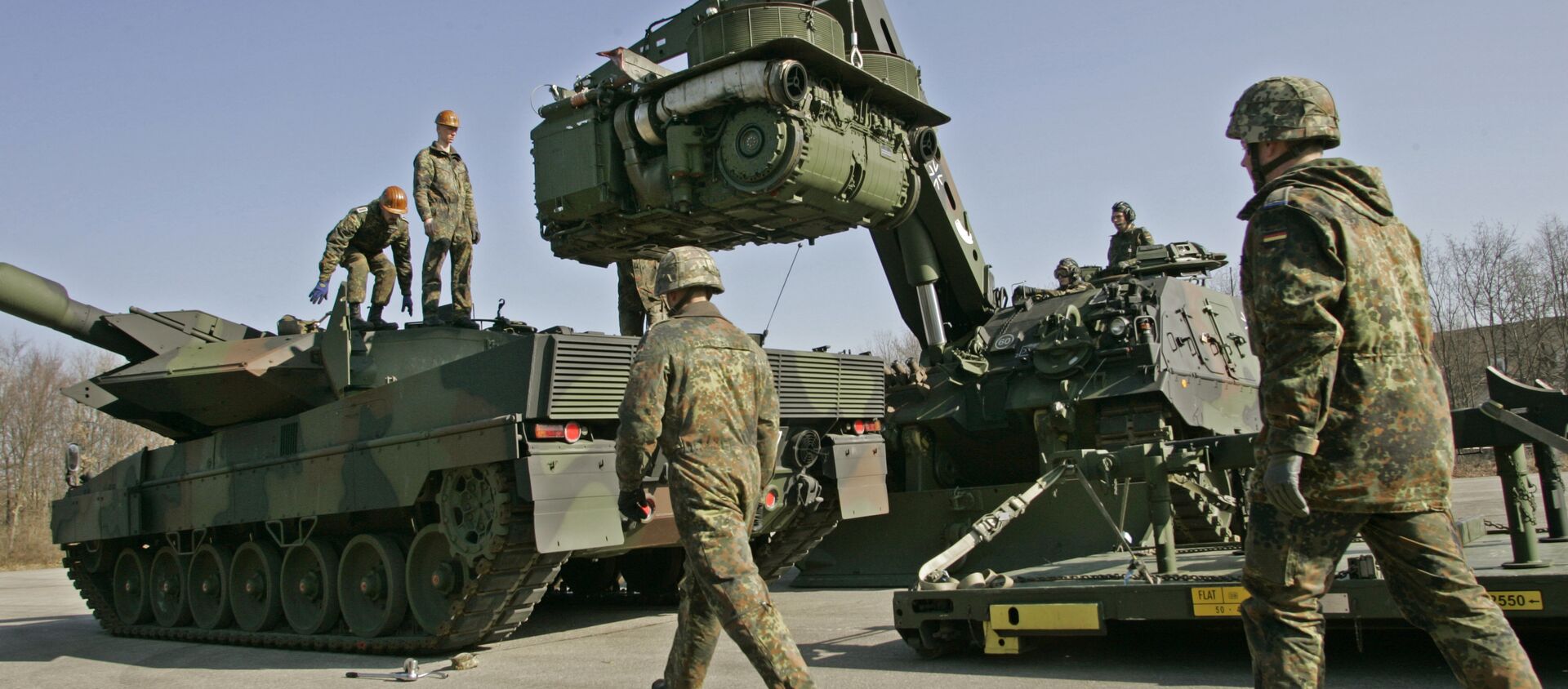 The crew of a 'Buffalo' wrecker tank, right, of the German Army lifts the engine of a Leopard 2 battle tank, left, for repair during a demonstration at the Bayern Barracks in Munich, southern Germany, on Wednesday, Feb. 20, 2008 - Sputnik Afrique, 1920, 27.01.2020