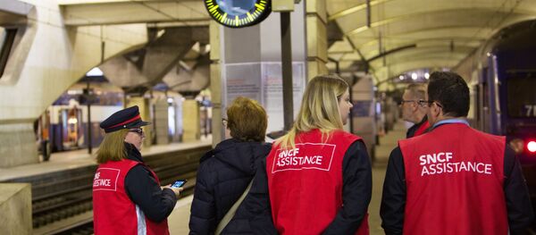 Сотрудники государственной железнодорожной компании SNCF на перроне вокзала Монпарнас в Париже - Sputnik Afrique