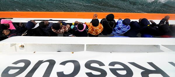 Migrants wait to disembark from Aquarius in the Sicilian harbour of Catania, Italy, May 27, 2018. - Sputnik Afrique