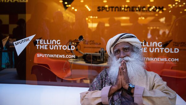 Sadhguru, an Indian yogi, mystic and founder of the Isha Foundation, at the Rossiya Segodnya stand at the 2018 St. Petersburg International Economic Forum - Sputnik Afrique