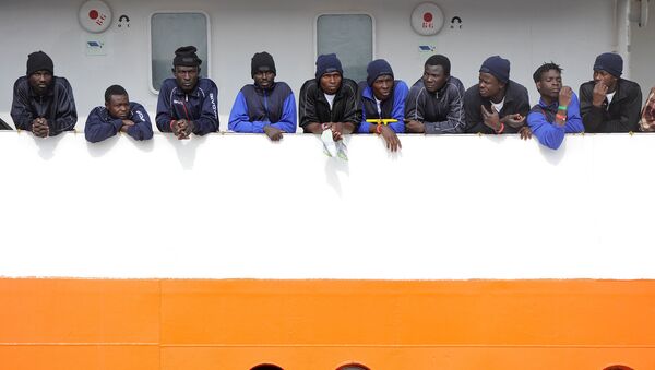 Migrants wait to disembark from Aquarius in the Sicilian harbour of Catania, Italy, May 27, 2018. - Sputnik Afrique