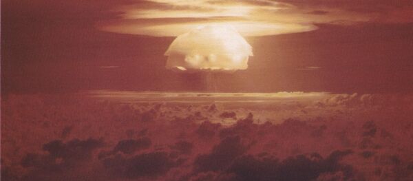 Облако, образовавшееся после взрыва американского термоядерного взрывного устройства «Кастл Браво» на атолле Бикини, 1954 - Sputnik Afrique