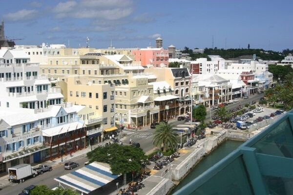 La phrase «Ce n’est pas bermudien» est devenue le symbole de la protestation contre McDonald’s dans les Bermudes La phrase «Ce n’est pas bermudien» est devenue le symbole de la protestation contre McDonald’s dans les Bermudes - Sputnik Afrique